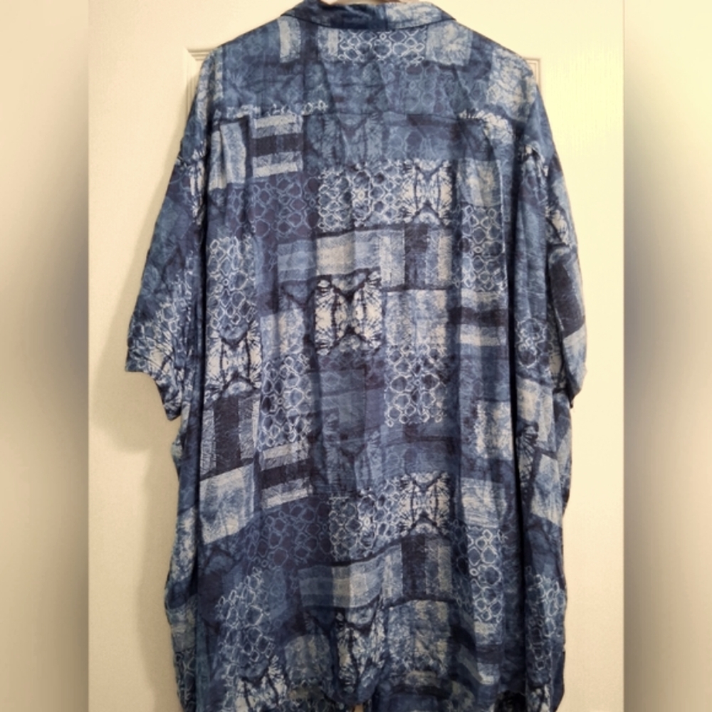 🔥 $10 each or 2/$15 Blue & White Textured Casual Tropical Button-Down Shirt - Picture 3 of 4